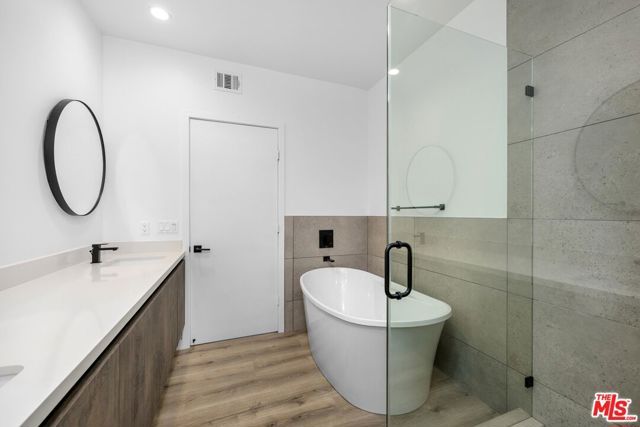 4724 N Village Court Lane, Valley Village, CA 91607