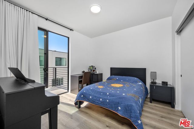 4724 N Village Court Lane, Valley Village, CA 91607