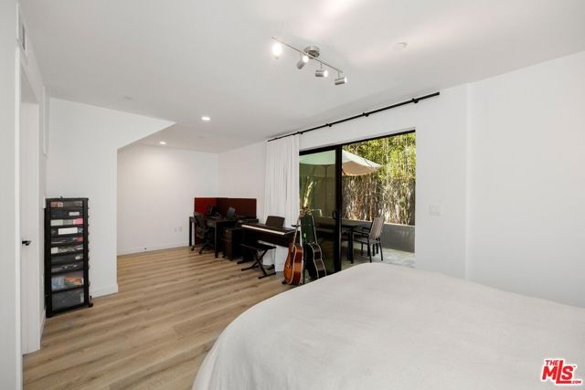 4724 N Village Court Lane, Valley Village, CA 91607