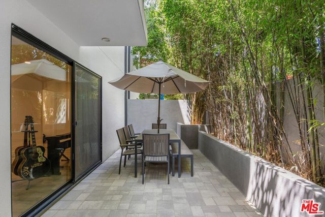 4724 N Village Court Lane, Valley Village, CA 91607