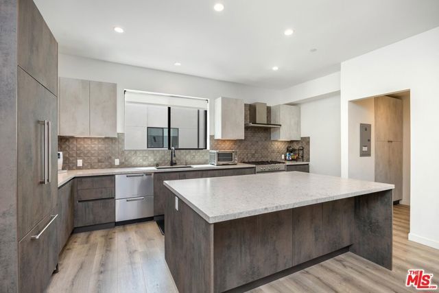 4724 N Village Court Lane, Valley Village, CA 91607