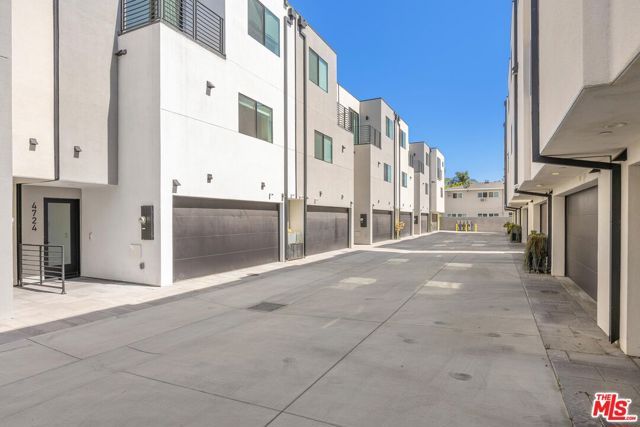 4724 N Village Court Lane, Valley Village, CA 91607