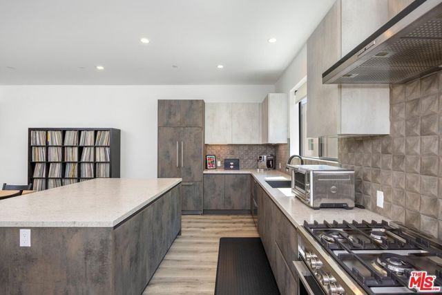 4724 N Village Court Lane, Valley Village, CA 91607