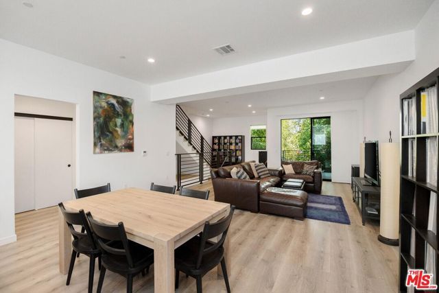 4724 N Village Court Lane, Valley Village, CA 91607