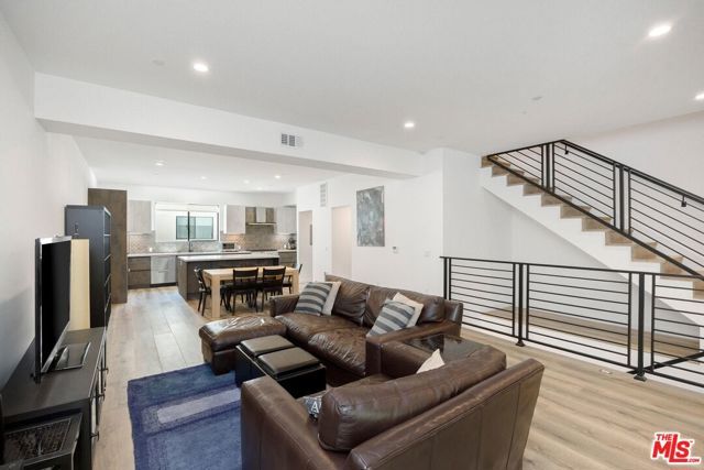 4724 N Village Court Lane, Valley Village, CA 91607