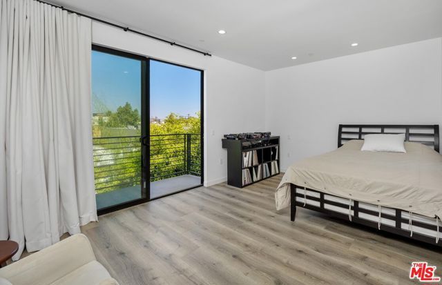 4724 N Village Court Lane, Valley Village, CA 91607