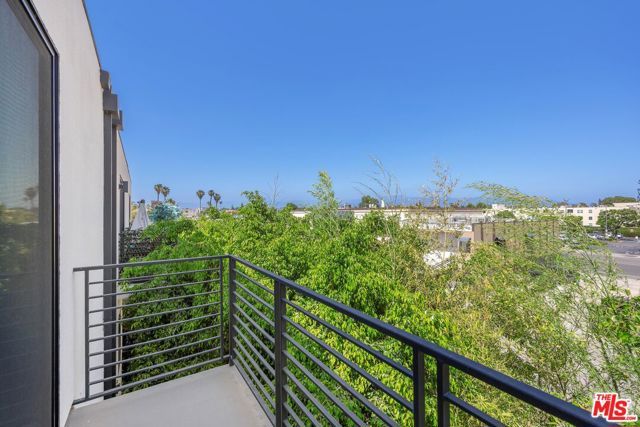 4724 N Village Court Lane, Valley Village, CA 91607