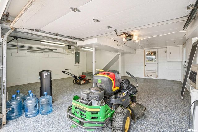 22799 GREAT RIVER Road, Le Claire, IA 52753