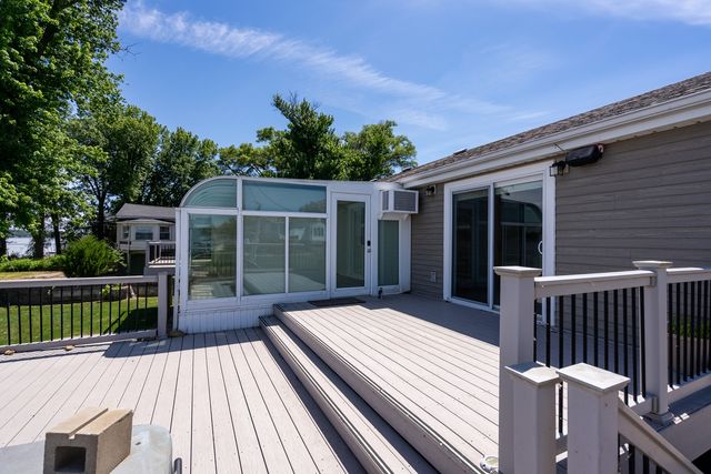 22799 GREAT RIVER Road, Leclaire, IA 52753
