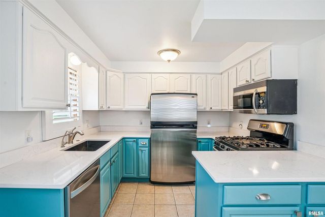 22799 GREAT RIVER Road, Le Claire, IA 52753