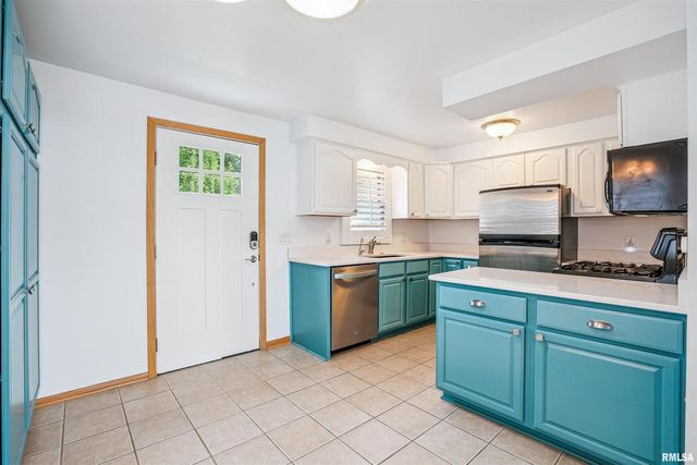 22799 GREAT RIVER Road, Le Claire, IA 52753