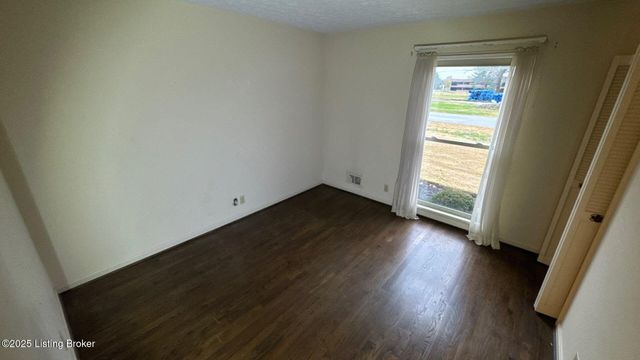 1925 Crossgate Ln, Crossgate, KY 40222