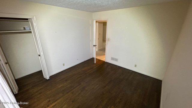 1925 Crossgate Ln, Crossgate, KY 40222