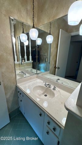 1925 Crossgate Ln, Crossgate, KY 40222