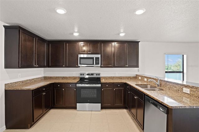 1175 MOYLE WAY, Mascotte, FL 34753