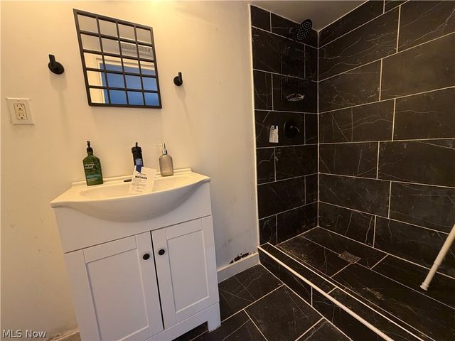 951 Roanoke Road, Cleveland Heights, OH 44121