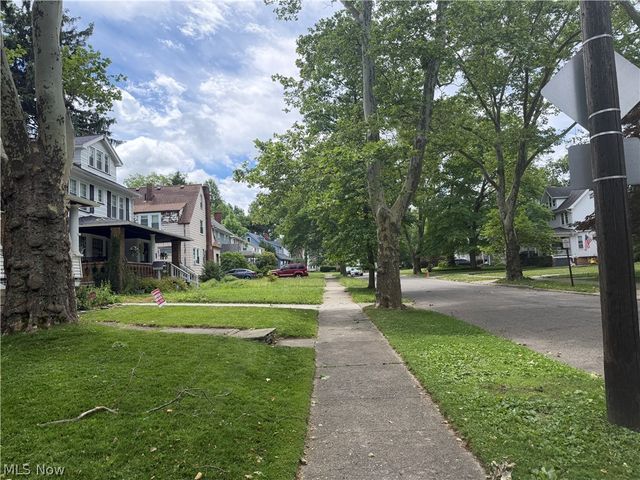 951 Roanoke Road, Cleveland Heights, OH 44121