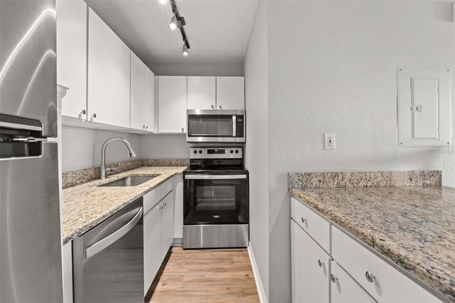 9042 LAKE CHASE ISLAND WAY, Tampa, FL 33626