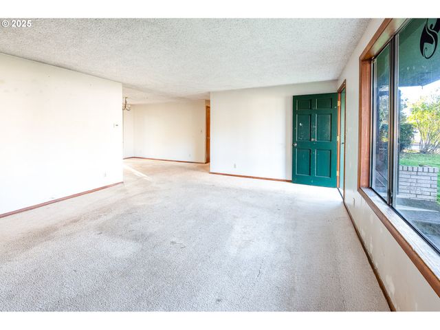 208 Nw 24TH St, Mc Minnville, OR 97128