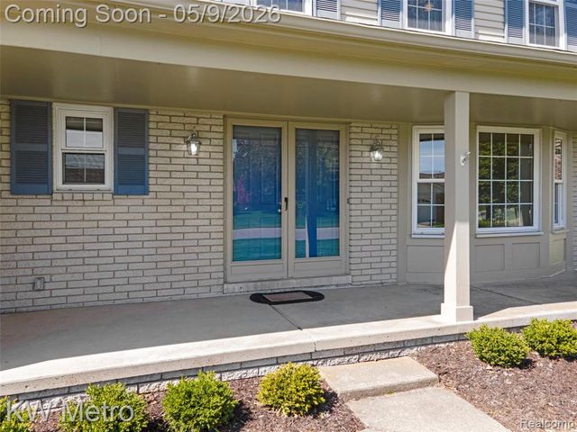 477 Coldiron Drive, Rochester Hills, MI 48307
