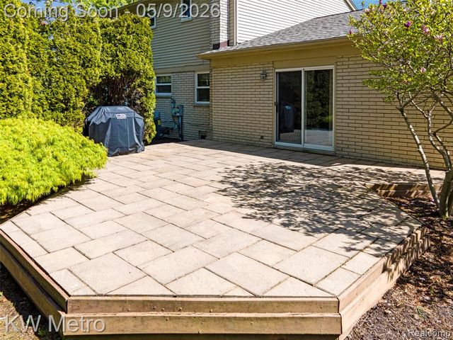 477 Coldiron Drive, Rochester Hills, MI 48307