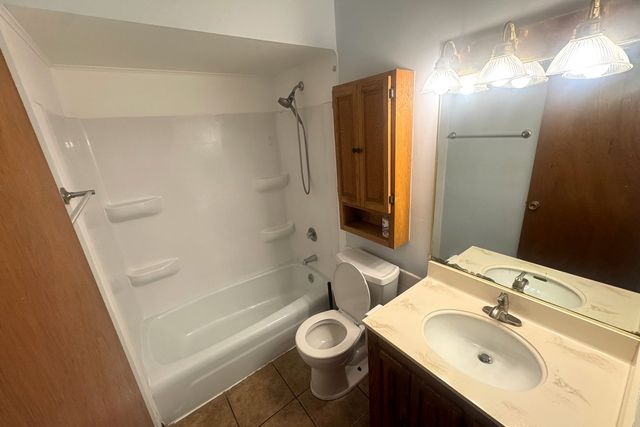 4512 Grove Avenue 2N, Brookfield, IL 60513