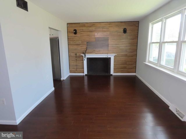 32 PAUL RD, New Castle, DE 19720