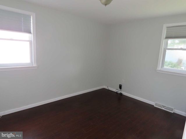 32 PAUL RD, New Castle, DE 19720