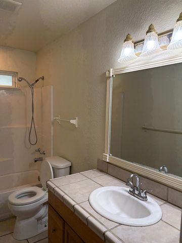 822 W Alamos, Clovis, CA 93612