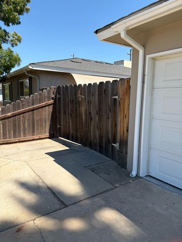 822 W Alamos, Clovis, CA 93612