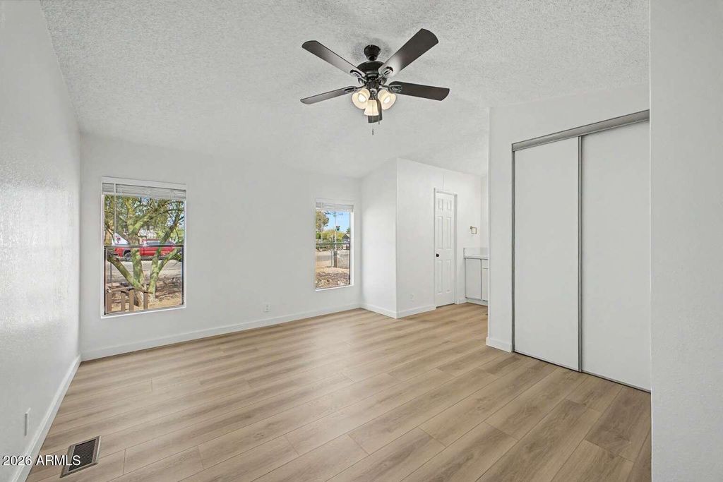 Image 12 of property listing at 16040 N 66TH Avenue, Glendale, AZ 85306