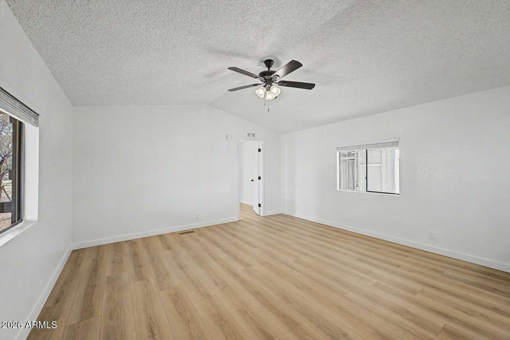 Image 6 of property listing at 16040 N 66TH Avenue, Glendale, AZ 85306