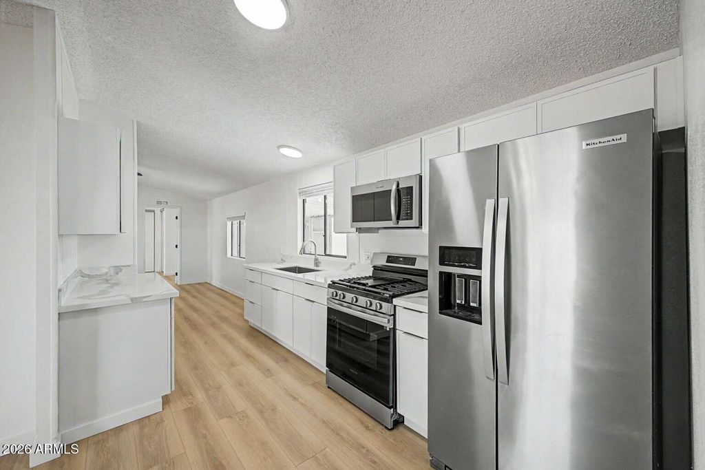 Image 9 of property listing at 16040 N 66TH Avenue, Glendale, AZ 85306