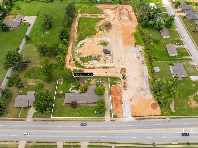 1624 S Dixieland Road, Rogers, AR 72756