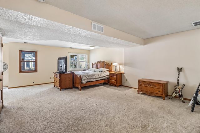 2618 82nd Street, Urbandale, IA 50322