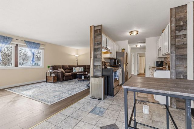 4874 Grenwich Trail N, Oakdale, MN 55128