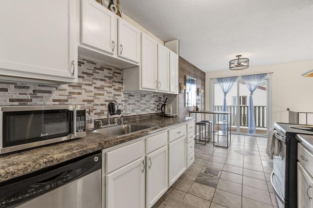 4874 Grenwich Trail N, Oakdale, MN 55128