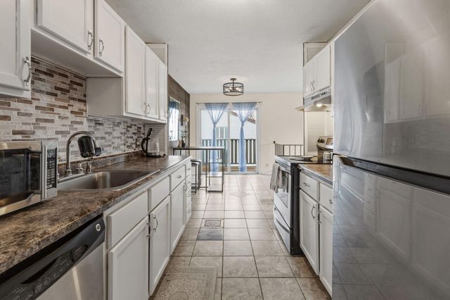 4874 Grenwich Trail N, Oakdale, MN 55128