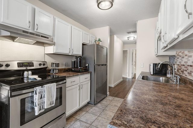 4874 Grenwich Trail N, Oakdale, MN 55128