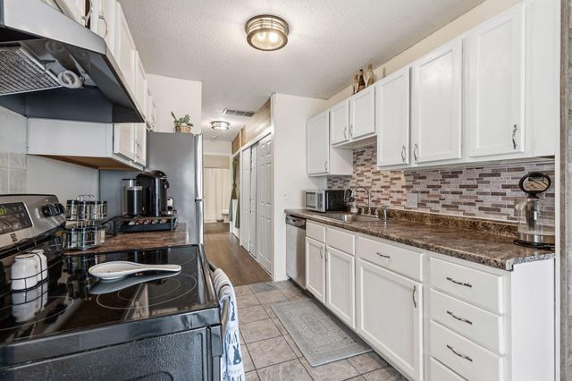 4874 Grenwich Trail N, Oakdale, MN 55128