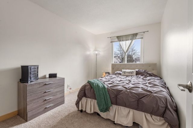 4874 Grenwich Trail N, Oakdale, MN 55128