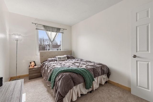 4874 Grenwich Trail N, Oakdale, MN 55128