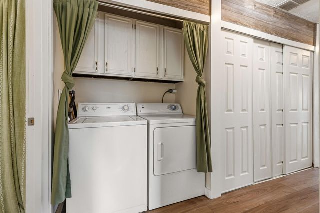 4874 Grenwich Trail N, Oakdale, MN 55128