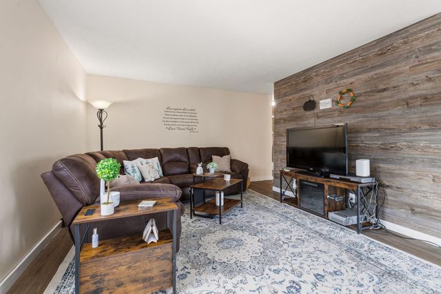 4874 Grenwich Trail N, Oakdale, MN 55128