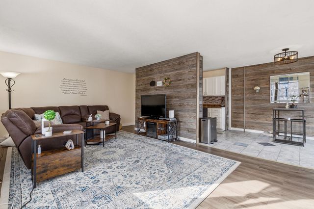 4874 Grenwich Trail N, Oakdale, MN 55128