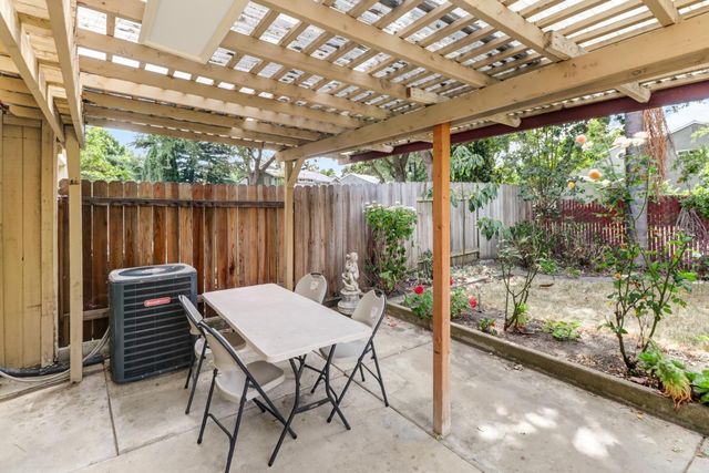2716 Independence, West Sacramento, CA 95691