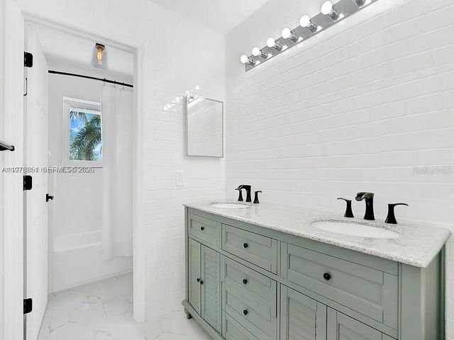 15945 NW 82nd Ct, Miami Lakes, FL 33016