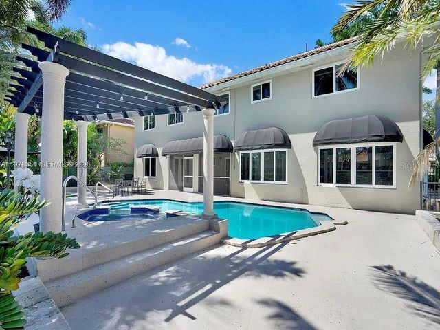 15945 NW 82nd Ct, Miami Lakes, FL 33016