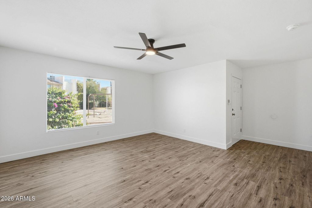 Image 5 of property listing at 3840 N 43RD Avenue 48, Phoenix, AZ 85031