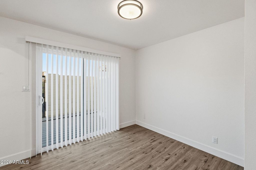 Image 8 of property listing at 3840 N 43RD Avenue 48, Phoenix, AZ 85031